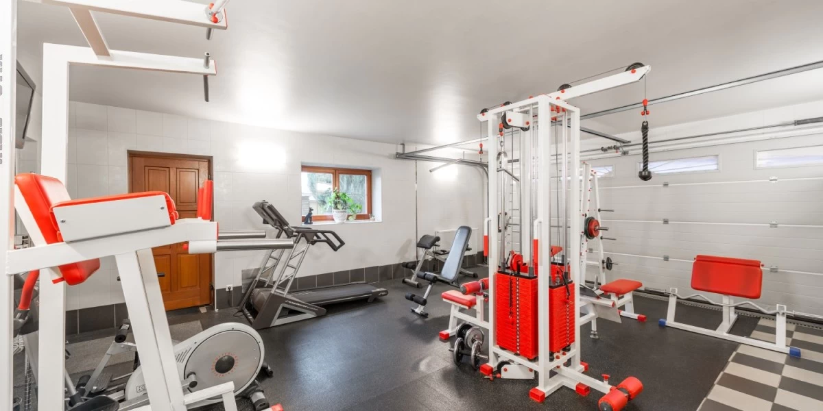 A neat gym, complete with gym equipments and machines