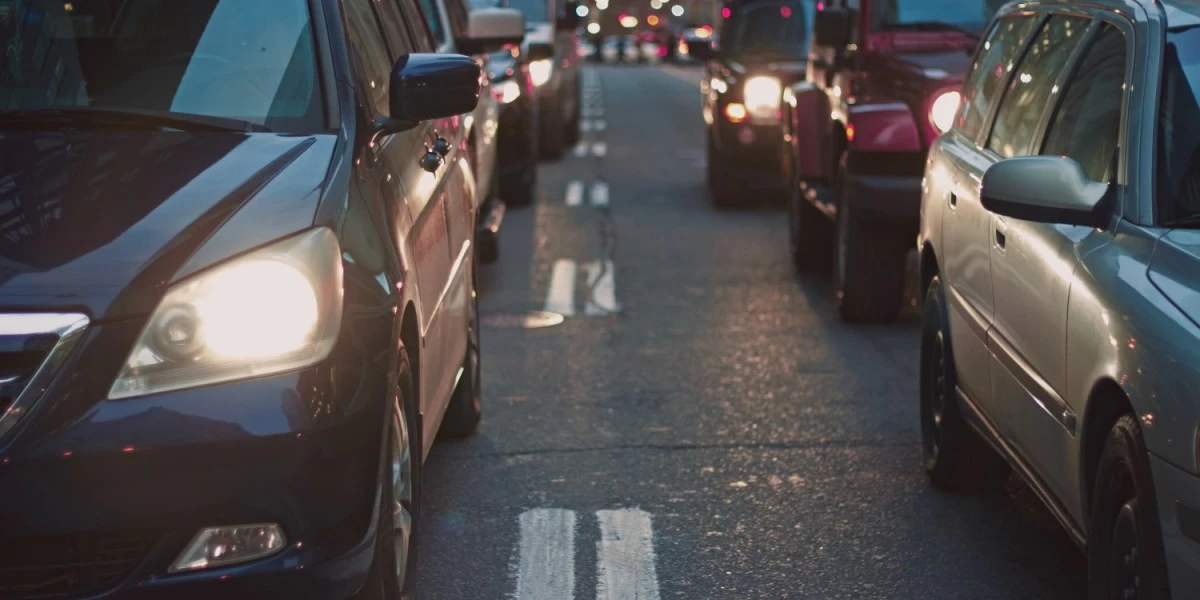 Cars stuck in a traffic jam, one of the top reasons for moving delays that one may encounter when moving home