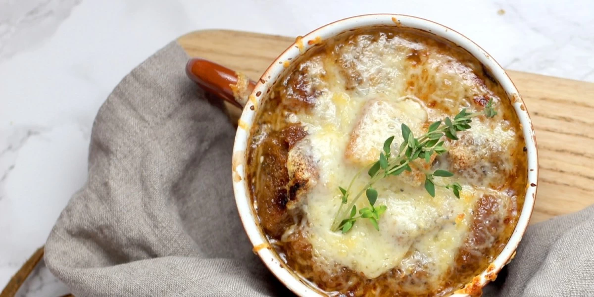 A freshly served french onion soup