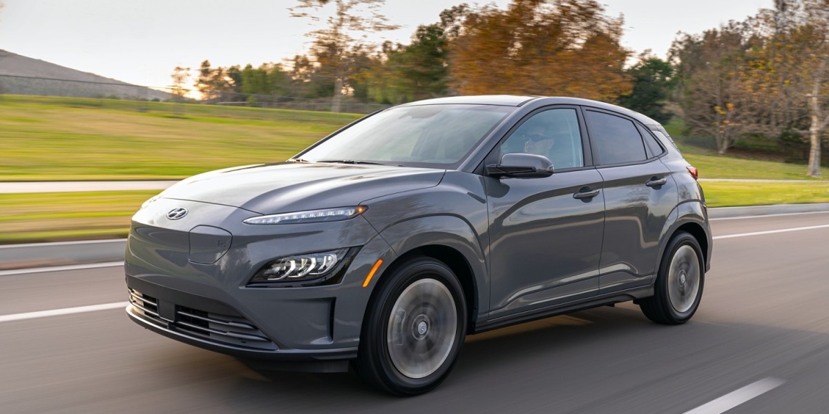 A gray Hyundai Kona sits in the middle of a road. This robust SUV has a sleek and sporty look, making it one of the most popular models of cars in New Zealand.