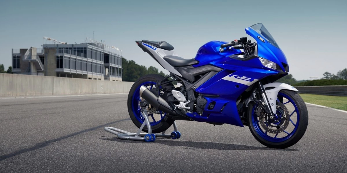 A blue Yamaha YZF-R3 – a perfect motorbike for beginners as the bike is lightweight, making it easy to maneuver