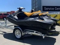 Other boat 2 x small jetskis