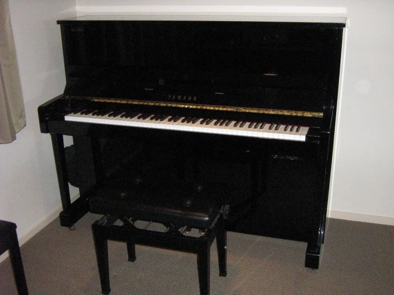 Yamaha YM5S piano