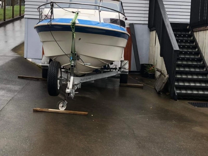 6m Fibreglass boat 1600kg on unlicenced trailer so requires to be tran...
