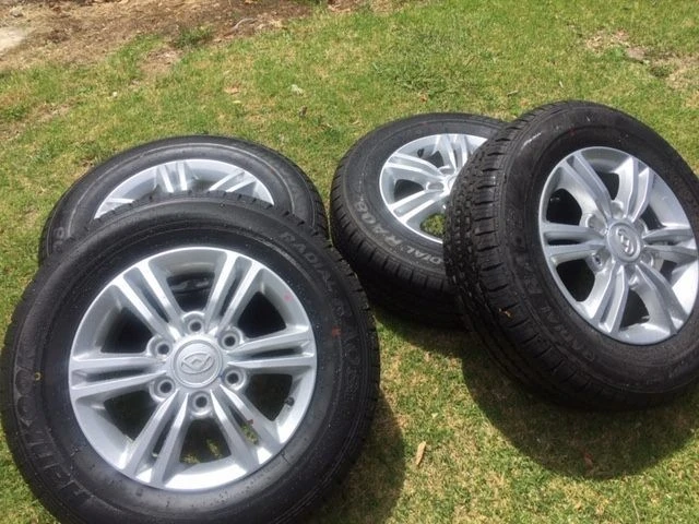 4x 16Inch alloy wheels with 215 70 r16 tries