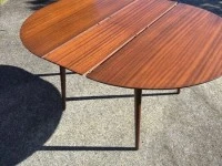 Round extendable dining table