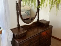 Dresser with Mirroor