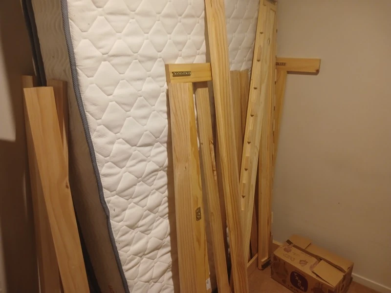 Queen bed, Queen mattress, 5 boxes