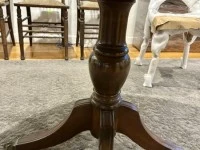 Round dining table