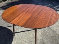 Round extendable dining table