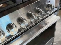 F&P Stainless steel 5 burner freestanding cooker - near new!