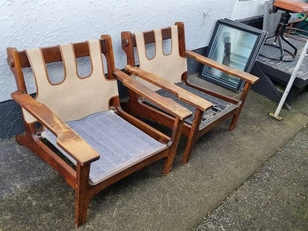 X2 wooden chairs