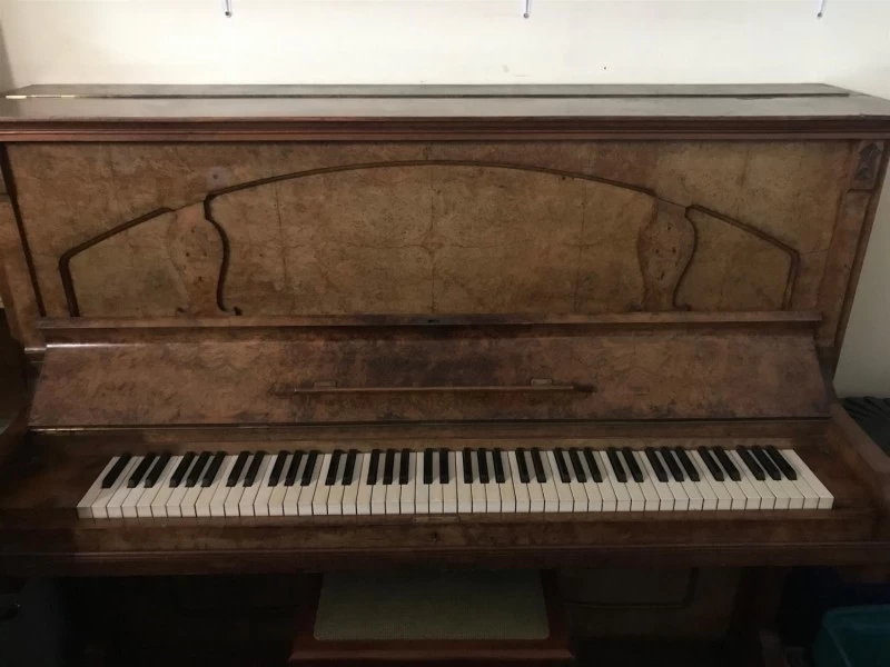 RONISCH piano