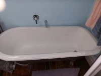 Bathtub with legs