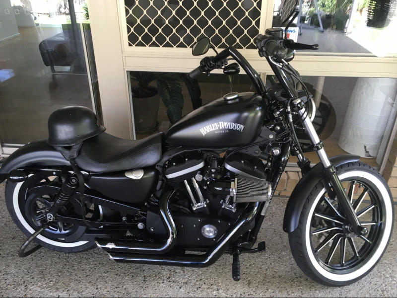 Motorcycle Harley Davidson Iron 883
