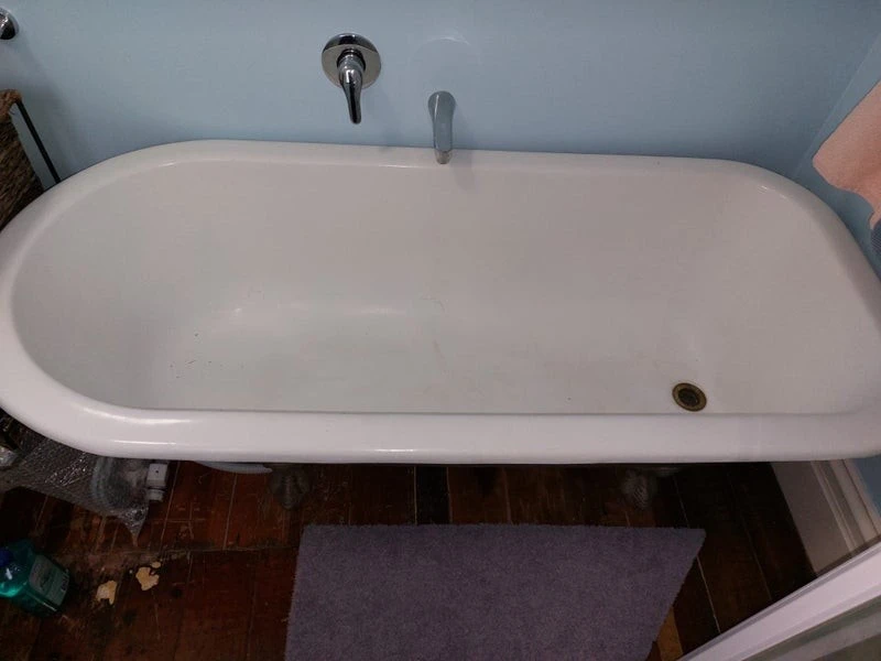 Bathtub with legs