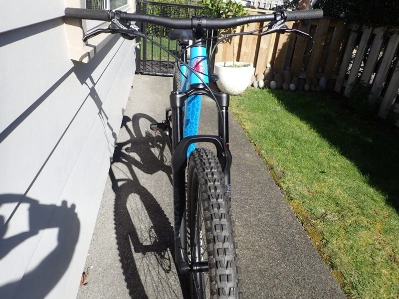 Avanti LT2 Mountain Bike - BLUE - LARGE - WHEEL SIZE 29- AS NEW!