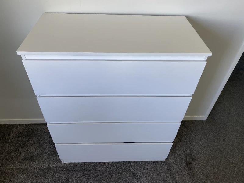 Queen bed, 4 drawer dresser