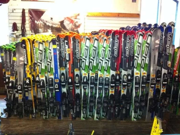 18 pairs of snow skis - loose not boxed
