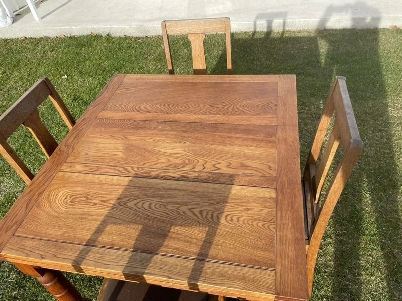 Table and chairs oak