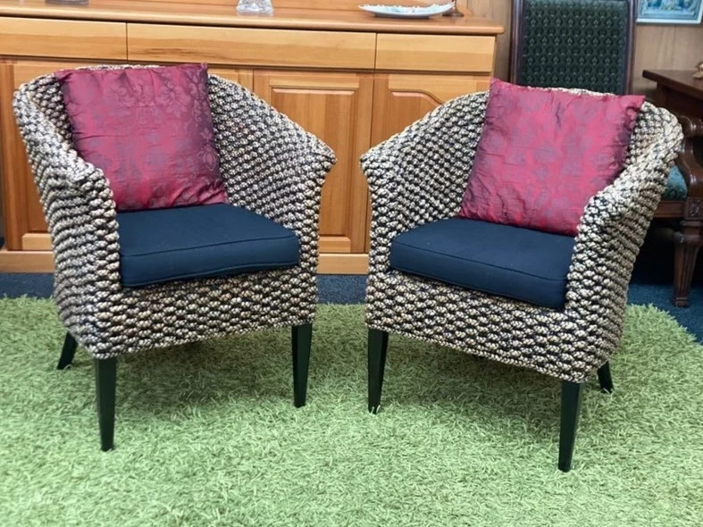 2 rattan chairs