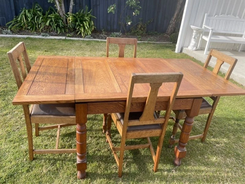 Table and chairs oak