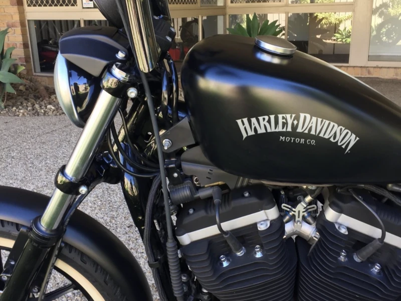 Motorcycle Harley Davidson Iron 883