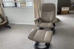 2 Stressless recliners and 2 footstools