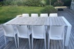 Outdoor table and chairs, 8 Plastic chairs that are stackable