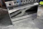F&P Stainless steel 5 burner freestanding cooker - near new!