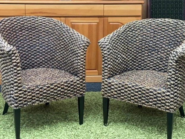 2 rattan chairs