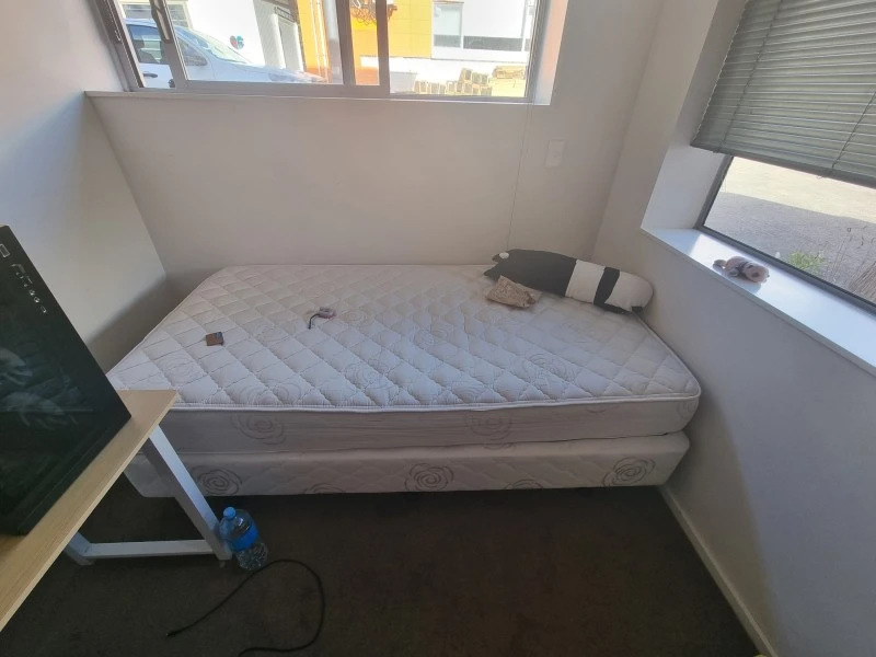 King single bed, Queen bed, Desk