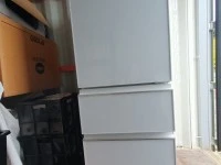 Washing machine, Refrigerator, 6x dining room chairs