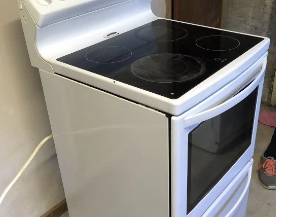 Freestanding electric oven