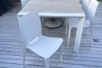 Outdoor table and chairs, 8 Plastic chairs that are stackable