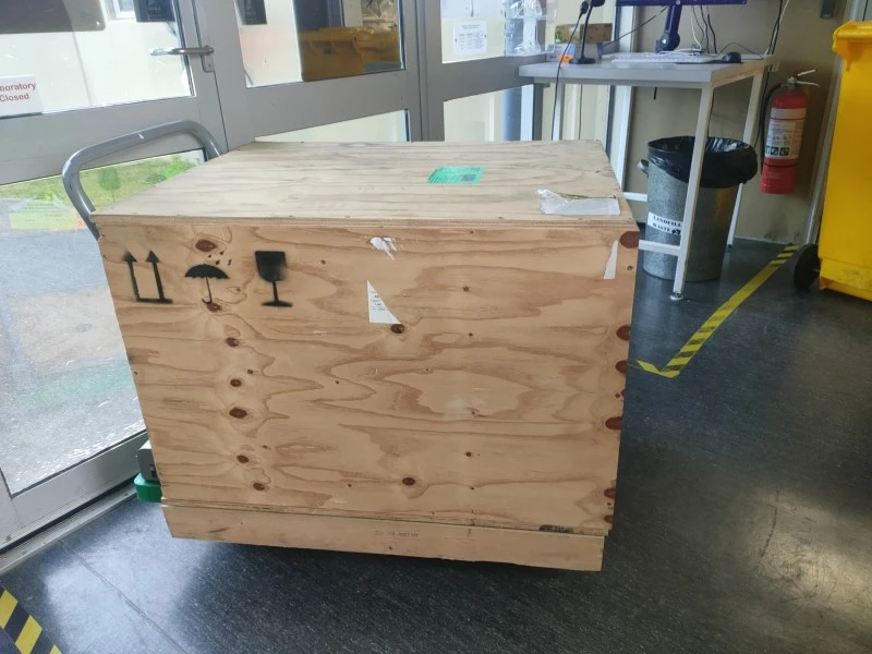 Machine includes integrated pallet