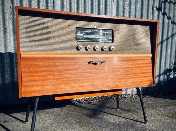 •+ Mid Century STEREOPHONIC Record Player / Radio +•