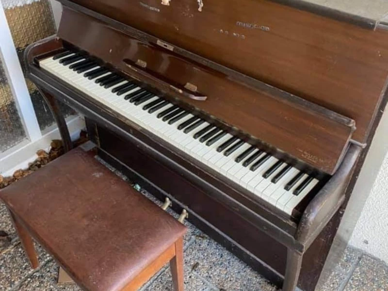 Steel frame upright piano