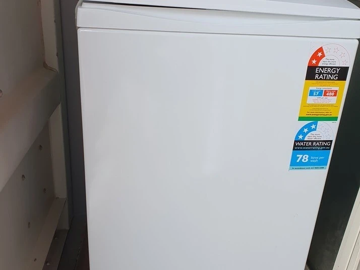 Washing machine, Refrigerator, 6x dining room chairs