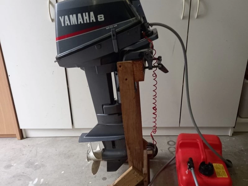 Small outboard motor