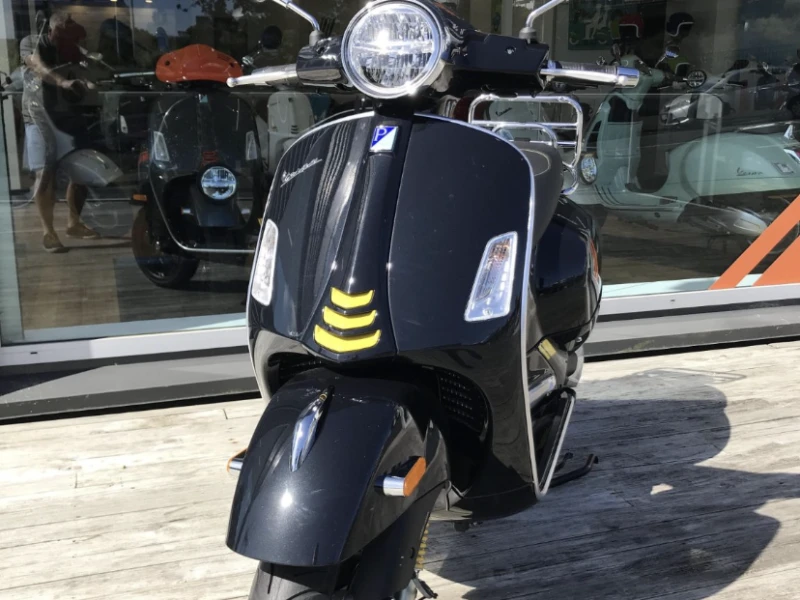 Motorcycle Vespa GTS300 supertech