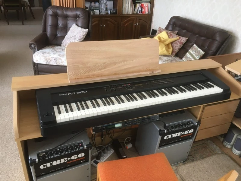 Music Keyboard desk/unit & 2 speakers