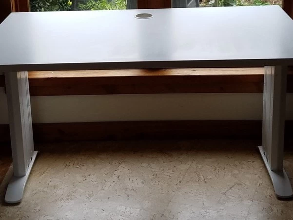 White straight desk, excellent condition