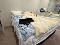 King size bed, mattress King size, Tv, Microwave, luggage (3)