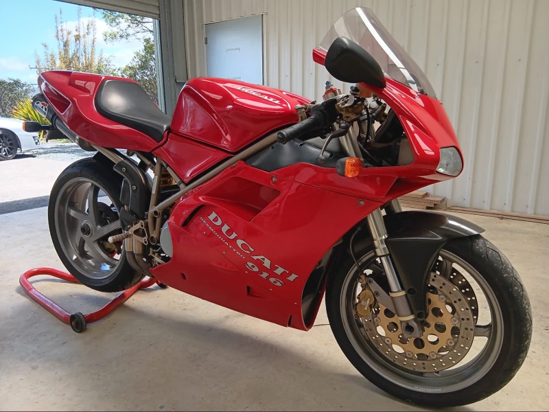 Motorcycle Ducati Super Sport 916