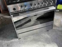 F&P Stainless steel 5 burner freestanding cooker - near new!