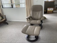 2 Stressless recliners and 2 footstools