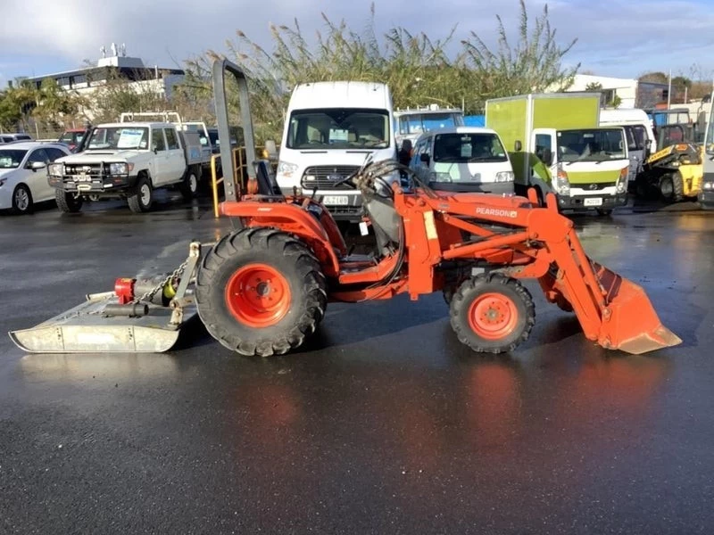 2004 KUBOTA B2710 Tractor WRE