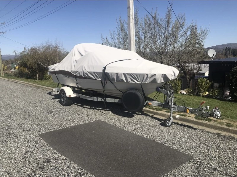 22 ft power boat on trailer