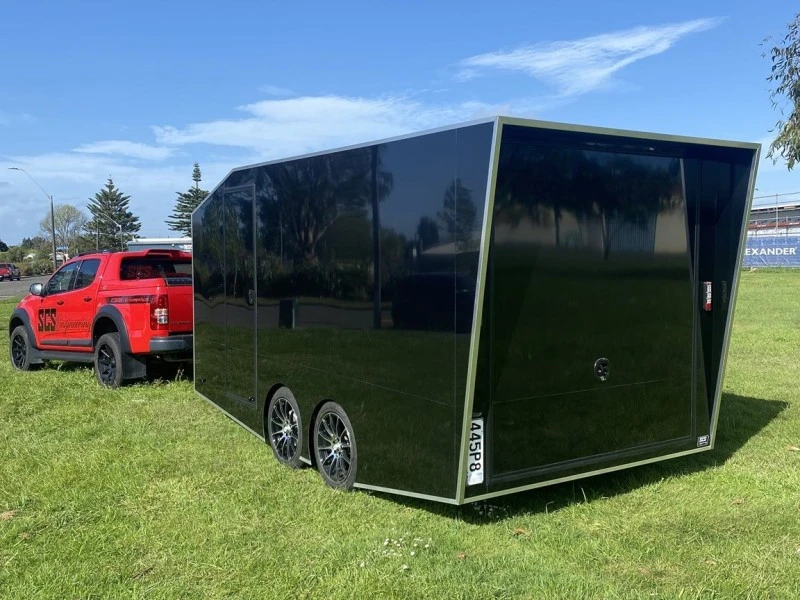 Tandem enclosed trailer